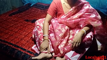A Bengali housewife in a red saree gets nailed rock-hard by an first-timer (Localsex31) in this explicit video